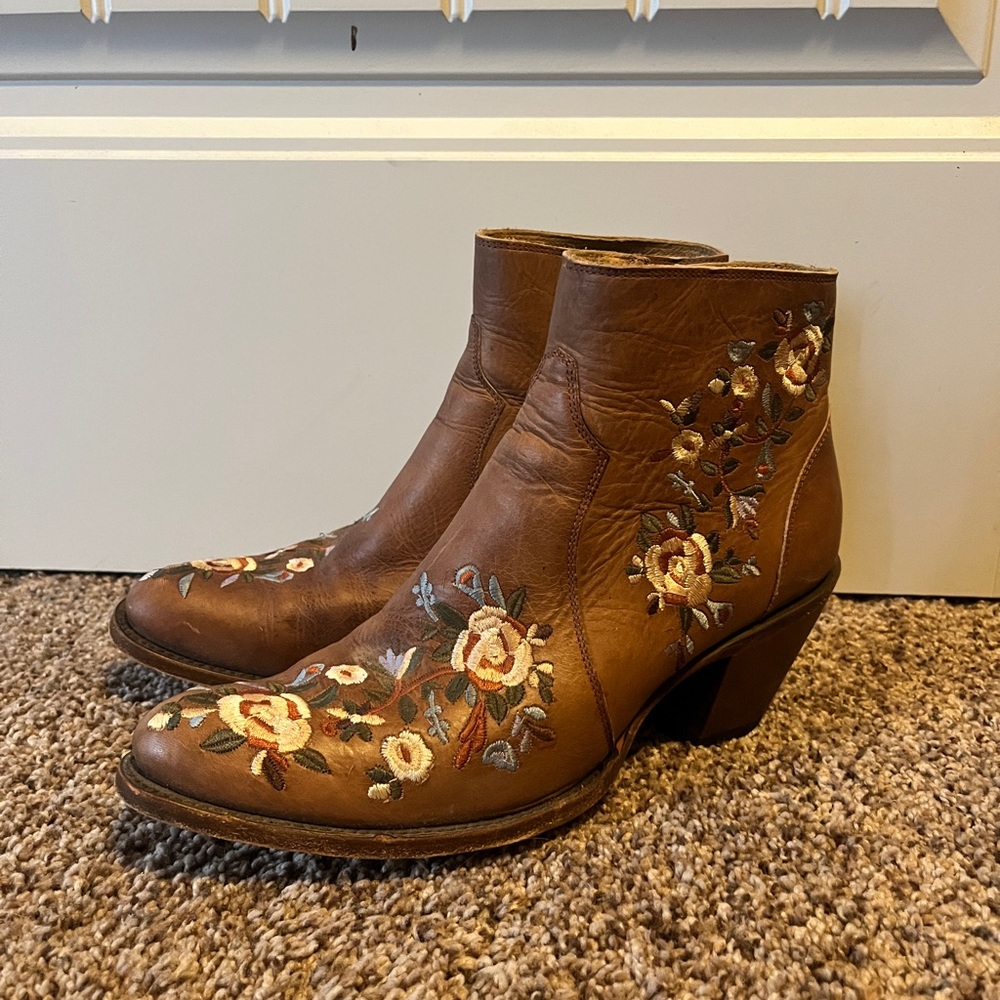 Darling Shyanne booties with slight heel. So pretty! size 9.5, true to size.